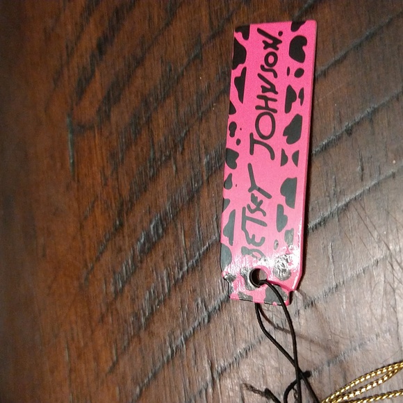 NWT Betsey Johnson 3 Layered Goldtone/Pearl Necklace, Goldtone Rose Medallions, - Picture 6 of 6